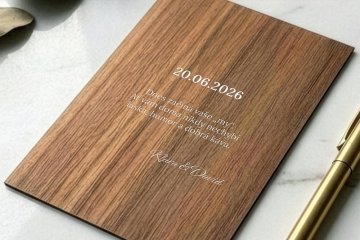 Dřevěná svatební přání: Čistá elegance pro společný začátek